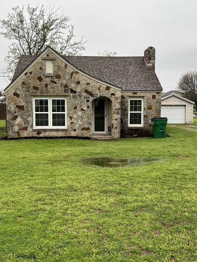207 Frederick St in Ponder, TX - Building Photo - Building Photo