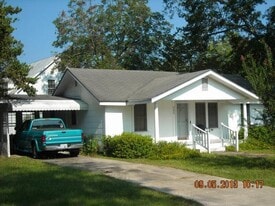 302 Morris St in Glennville, GA - Building Photo