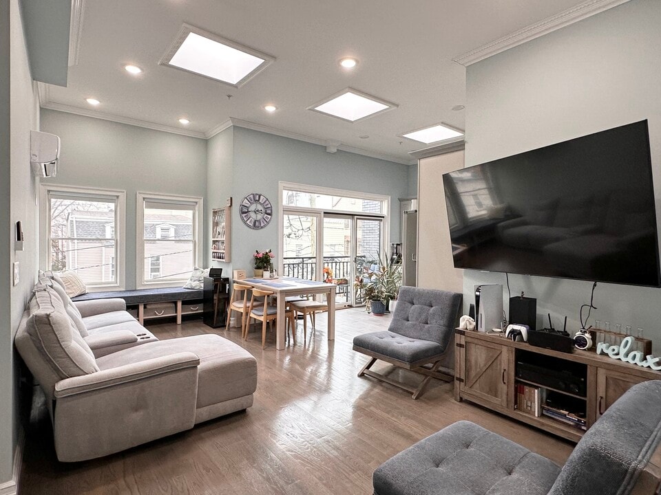 37 Spruce St, Unit 5 in Jersey City, NJ - Building Photo