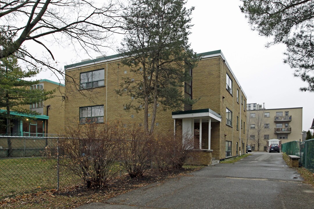 15 Paisley Blvd in Mississauga, ON - Building Photo