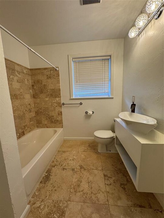 1815 W Wilshire Blvd in Nichols Hills, OK - Building Photo