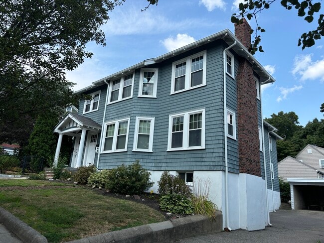 35 Richards Rd, Unit 2 in Watertown, MA - Foto de edificio - Building Photo