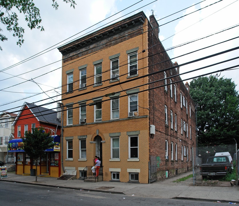 642 N 6th St in Newark, NJ - Building Photo