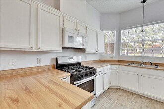 2103 Castle View Dr in Austin, TX - Building Photo - Building Photo