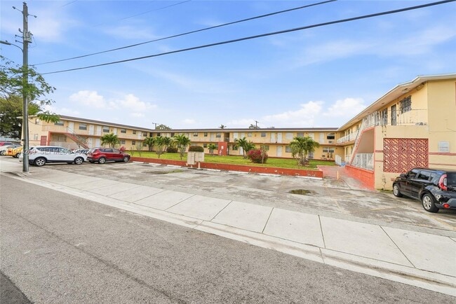 2651 NW 13th St in Miami, FL - Building Photo - Building Photo