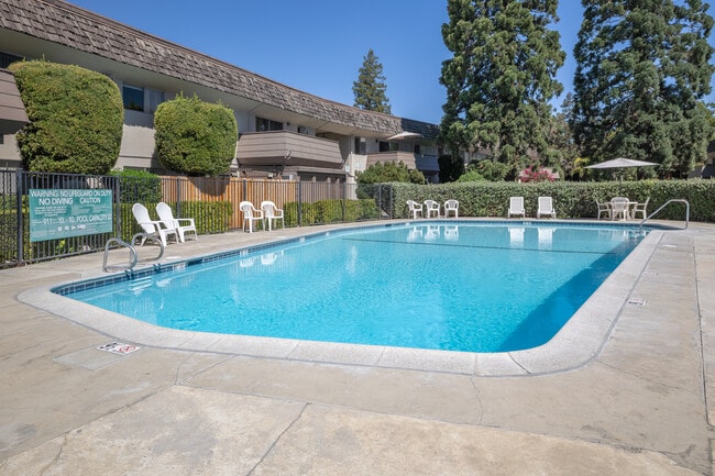 Hacienda Apartments in Sacramento, CA - Building Photo - Building Photo