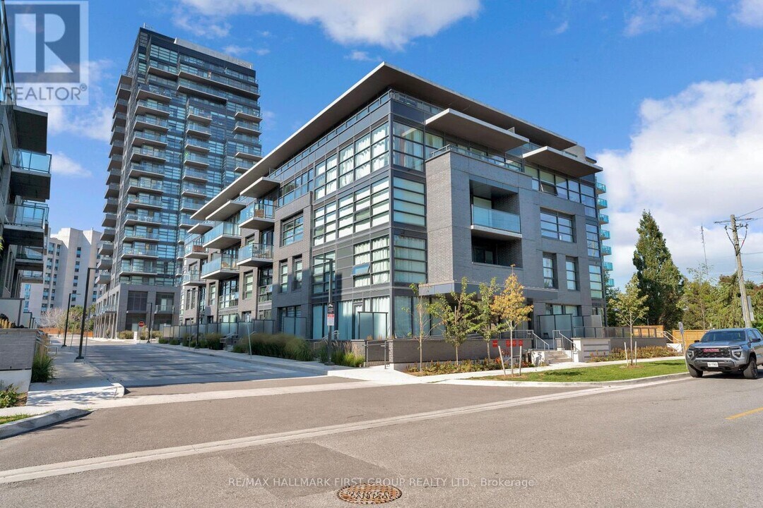 1604 Charles St in Whitby, ON - Building Photo