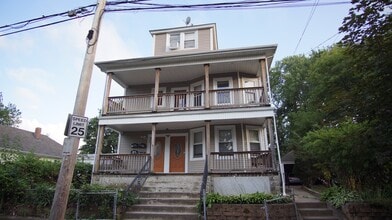 230 Bay View Ave, Unit 1 in Cranston, RI - Foto de edificio - Building Photo