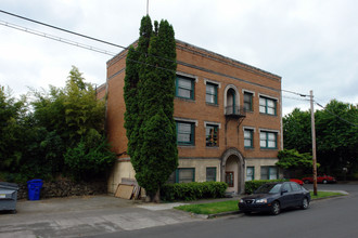 2006 NE Davis St in Portland, OR - Building Photo - Building Photo