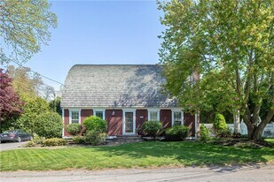 35 Fales Rd in Bristol, RI - Building Photo