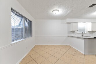 4927 Glendower Dr in Spring, TX - Foto de edificio - Building Photo