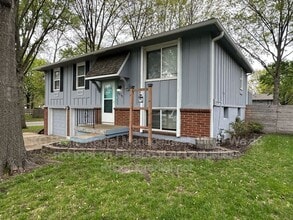 1201 Golfview Dr in Grain Valley, MO - Building Photo - Building Photo