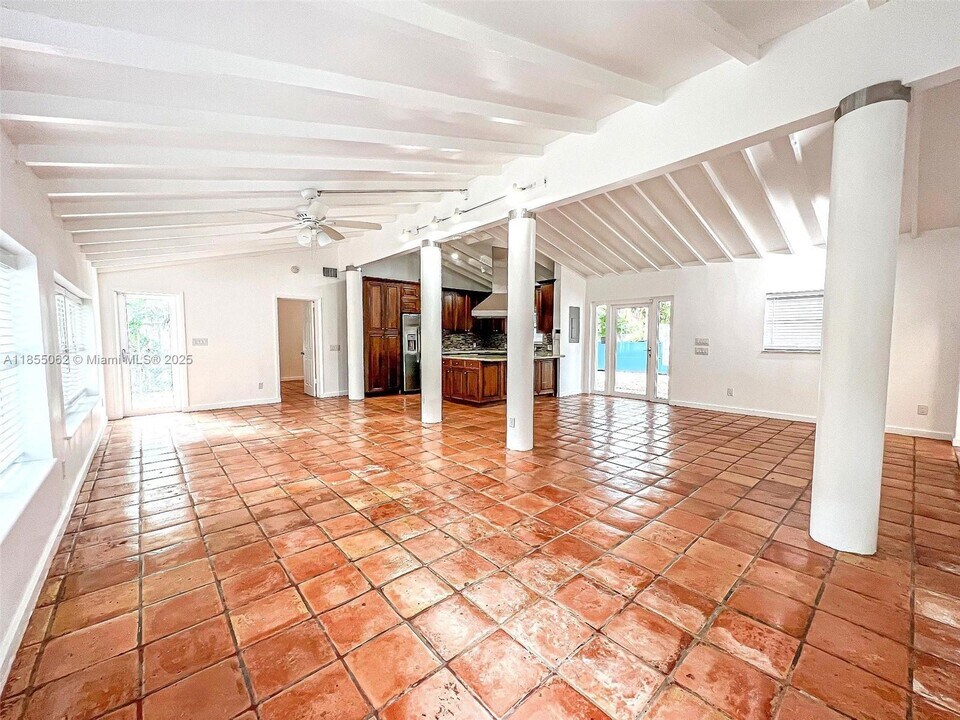 3850 Crawford Ave in Miami, FL - Foto de edificio