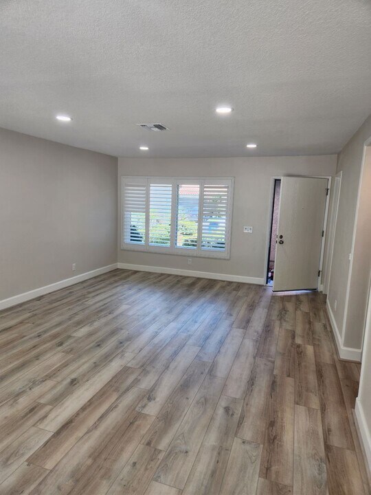 19158 Lahey St in Los Angeles, CA - Building Photo