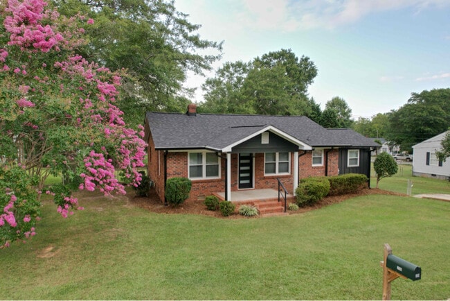 306 Edgewood Ave in Belton, SC - Building Photo - Building Photo