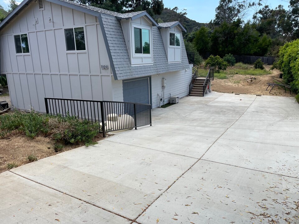 1121 La Moree Rd in San Marcos, CA - Building Photo