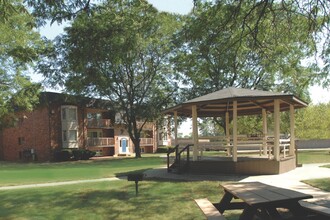 Arbor Circle Apartments in Ypsilanti, MI - Building Photo - Building Photo