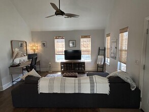 2052 S Florida Way in Fayetteville, AR - Building Photo - Building Photo