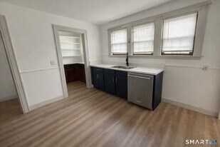 40 Rogers St in Branford, CT - Building Photo