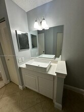 9999 Summerbreeze Dr in Sunrise, FL - Foto de edificio - Building Photo