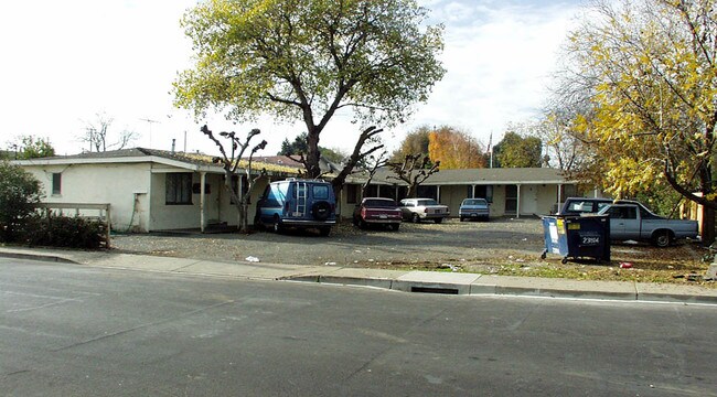 Solano Avenue Apartments in Bay Point, CA - Foto de edificio - Building Photo