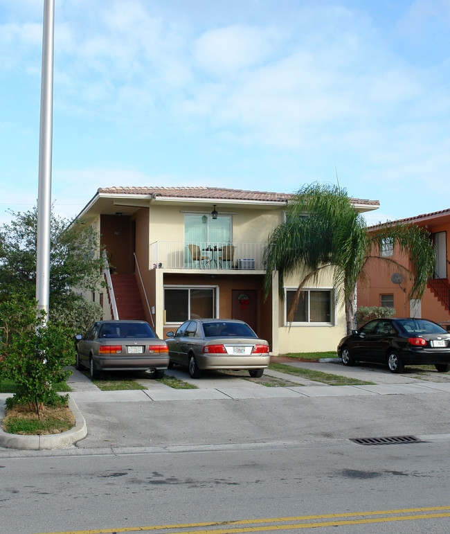 465-487 E 24th St in Hialeah, FL - Foto de edificio - Building Photo