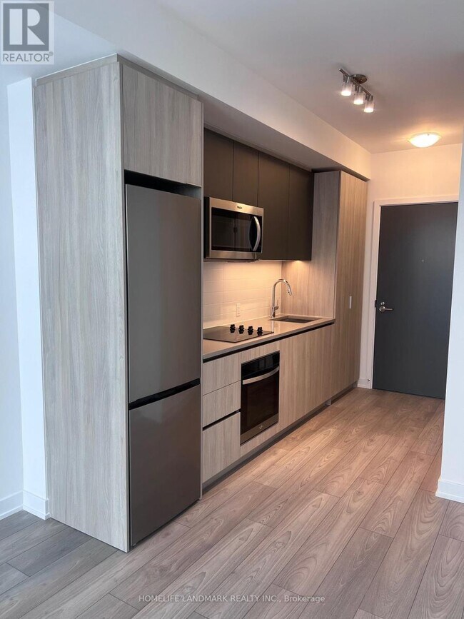 5858 Yonge St in Toronto, ON - Building Photo - Building Photo