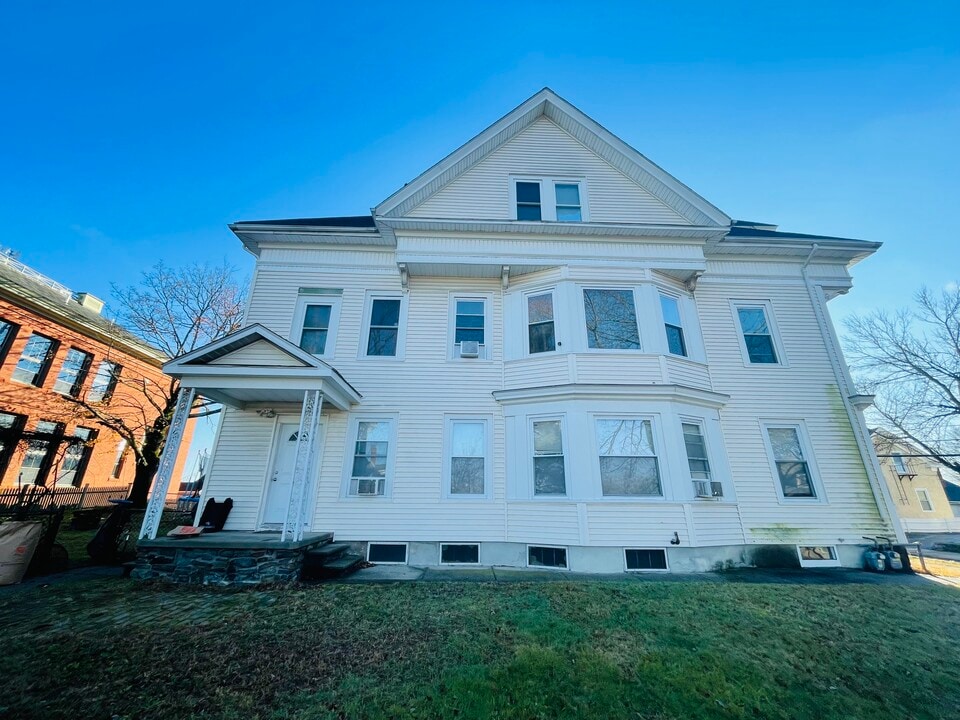 43 Olo St, Unit 1st Floor in Woonsocket, RI - Foto de edificio