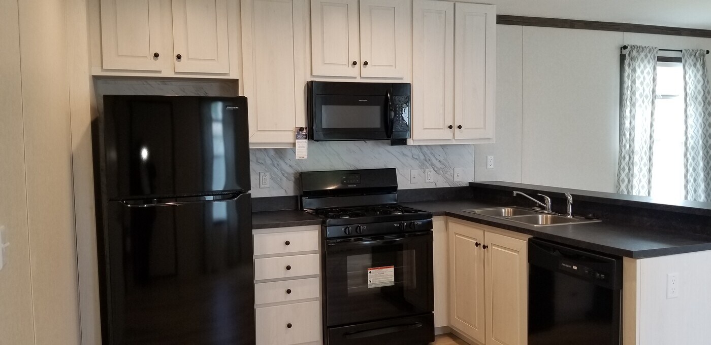 10340 Midland Rd in Freeland, MI - Building Photo