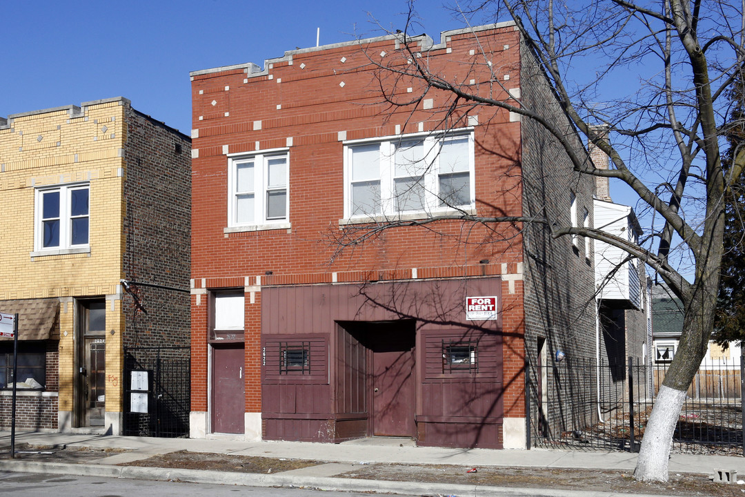 2622 W 69th St in Chicago, IL - Building Photo