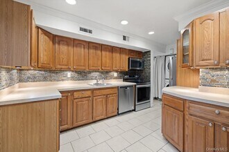208 Harris Rd in Bedford Hills, NY - Building Photo - Building Photo