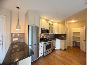 2821 36th St, Unit 4 in Astoria, NY - Foto de edificio - Building Photo