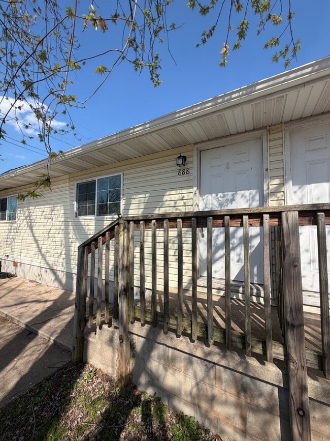 888 Evergreen Ave in Hollister, MO - Building Photo - Building Photo