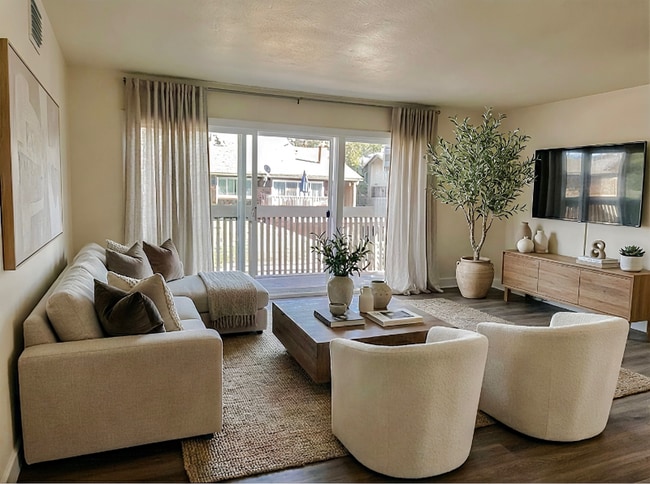 1016 Cabrillo Park Dr in Santa Ana, CA - Foto de edificio - Building Photo