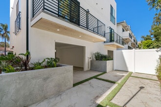15330 Weddington St, Unit 1 in Sherman Oaks, CA - Foto de edificio - Building Photo