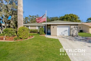 330 Malcolm Ave in Spring Hill, FL - Building Photo