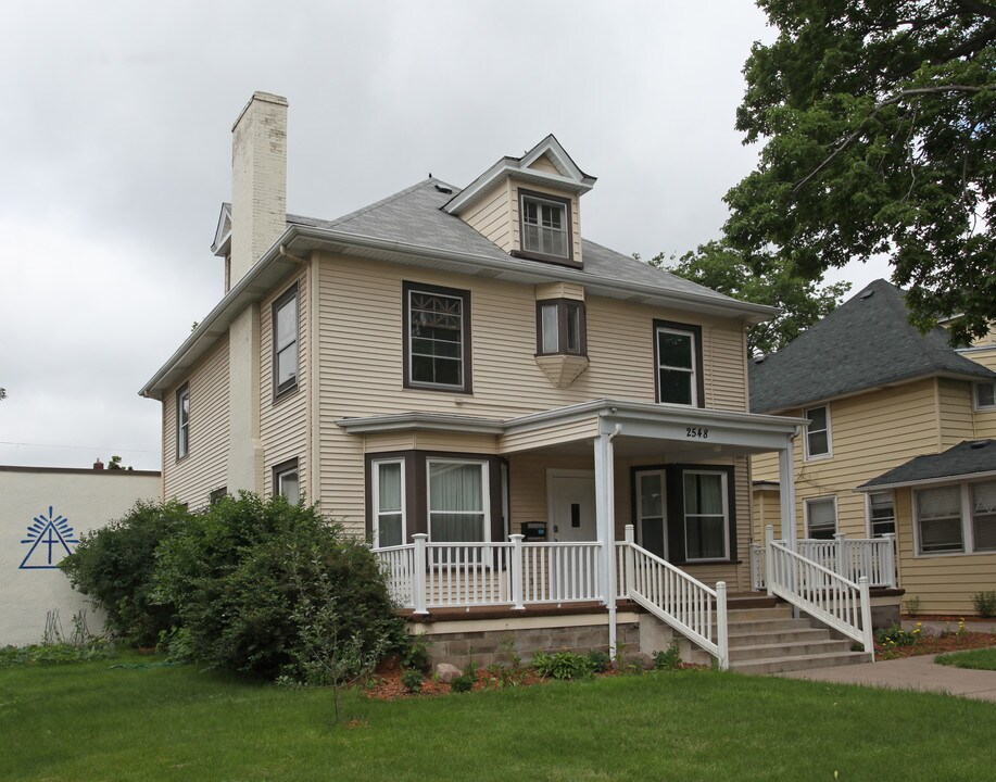 2548 Pleasant Ave in Minneapolis, MN - Foto de edificio