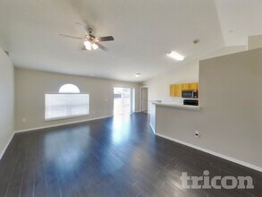 5148 Jenson Ave in Spring Hill, FL - Foto de edificio - Building Photo