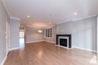 2315 N Southport Ave, Unit 1S in Chicago, IL - Building Photo - Building Photo