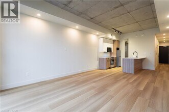 24 Augusta St in Hamilton, ON - Building Photo - Building Photo