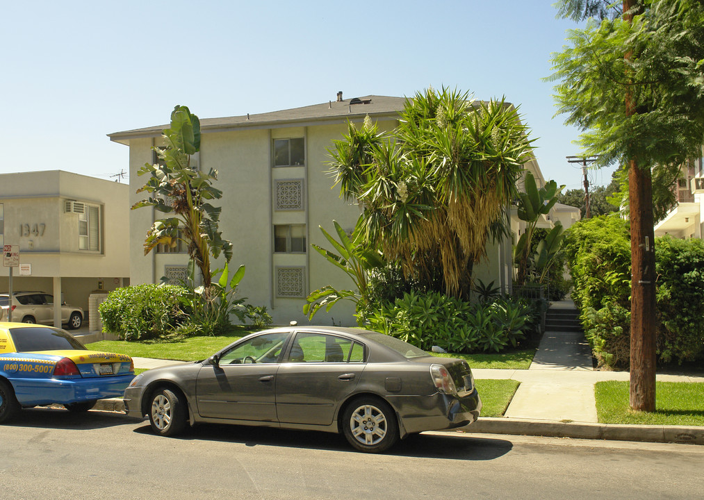 1355 N Poinsettia Pl in Los Angeles, CA - Building Photo