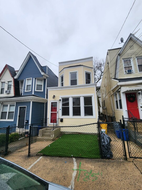 17 Claremont Ave in Jersey City, NJ - Building Photo