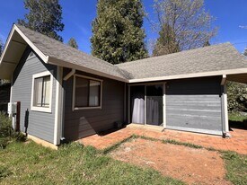 11218 Cedar Ridge Dr in Grass Valley, CA - Building Photo
