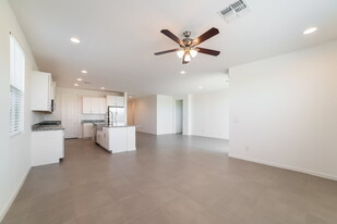 11012 S 56th Ln in Phoenix, AZ - Foto de edificio - Building Photo