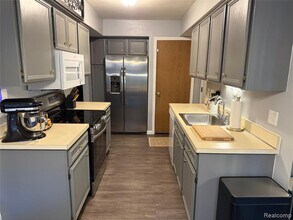 15870 Charleston Dr in Clinton Township, MI - Building Photo - Building Photo