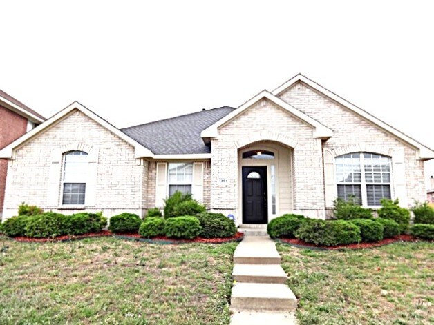 1307 Rabbit Rdg in Cedar Hill, TX - Building Photo