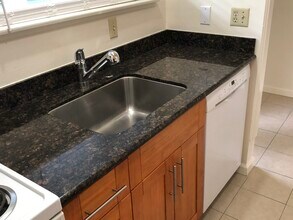 4008 Farm Hill Blvd in Redwood City, CA - Building Photo - Building Photo