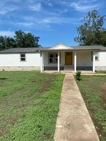 136 Marie Dr in Comfort, TX - Building Photo