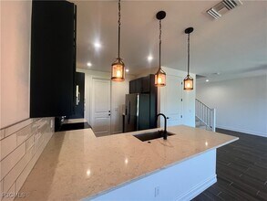 7584 Carnegie Way in Naples, FL - Foto de edificio - Building Photo