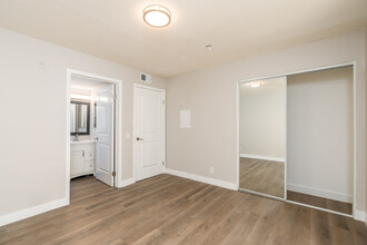 1040 S Lake St in Los Angeles, CA - Building Photo - Interior Photo